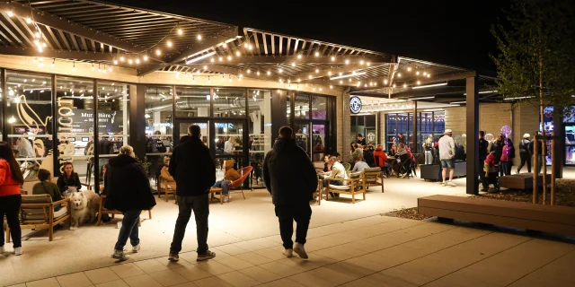 Vue sur une place commerciale au Lac du Der de nuit