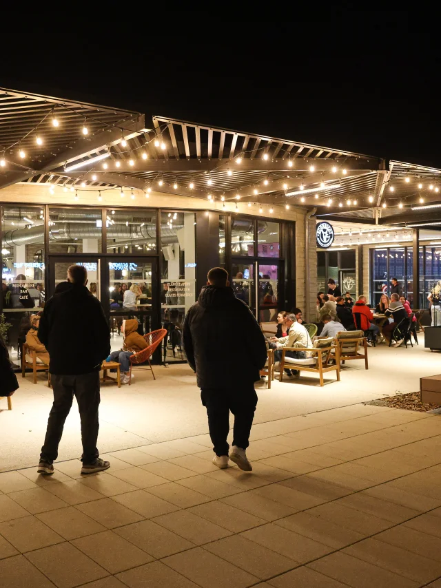 Vue sur une place commerciale au Lac du Der de nuit