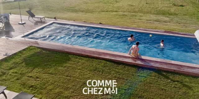Conciergerie Comme Chez Moi - vacanciers dans une piscine extérieure