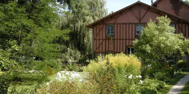 Vue sur le jardin et la maison du Gîte La Tuilerie