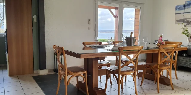 Intérieur du Gîte de la Plage vu sur le lac du Der