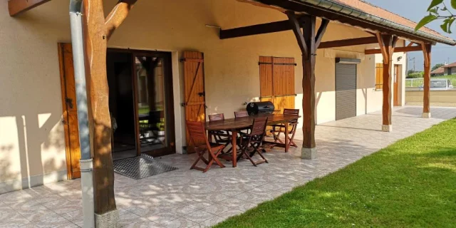 Terrasse extérieure du Logis du Der avec rampe accès PMR