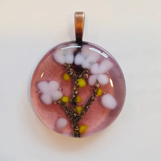 Médaillon en verre représentant un cerisier en fleur