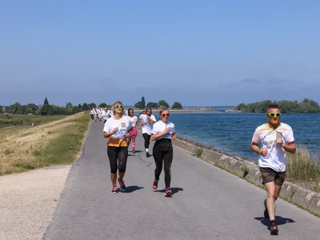 Coureurs et coureuses participant à une Color Run au bord du Lac du Der