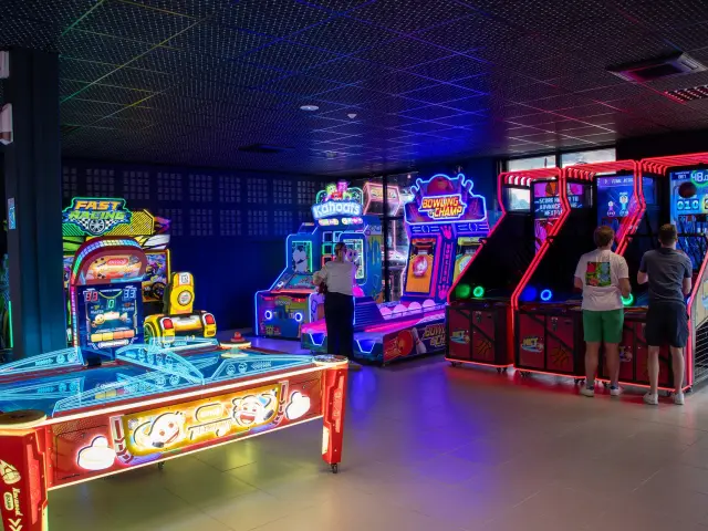 Intérieur de la salle de jeux arcade Der Game avec des joueurs