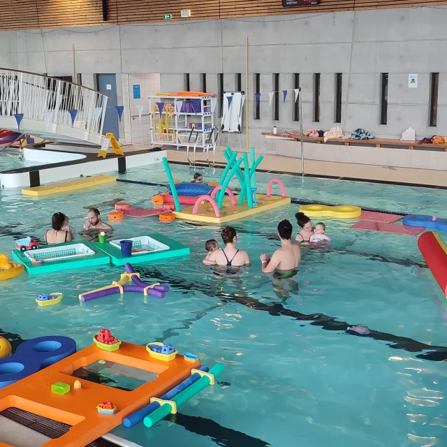 Bebes Nageurs La Piscine Lac De Saint Pardoux