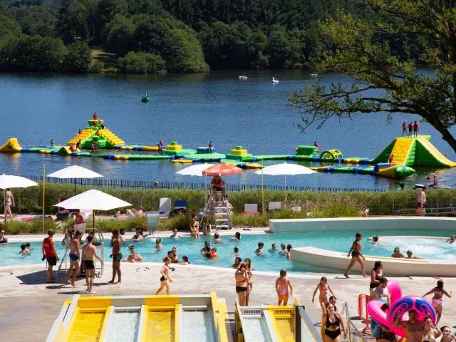 Espace Exterieur Vue Toboggans La Piscine Du Lac De Saint Pardoux