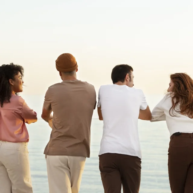 Amigos divirtiéndose en su reunión
