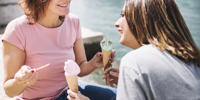 Femmes Mangeant Des Glaces Pres De La Mer