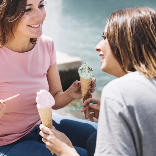 Femmes Mangeant Des Glaces Pres De La Mer