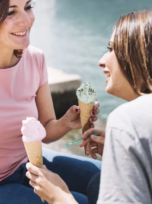 Femmes Mangeant Des Glaces Pres De La Mer