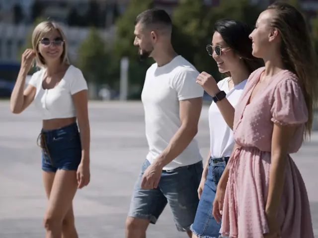 Amici che chiacchierano mentre passeggiano all'aperto 2