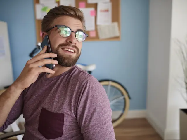 Parlare al telefono e voltarsi verso la finestra