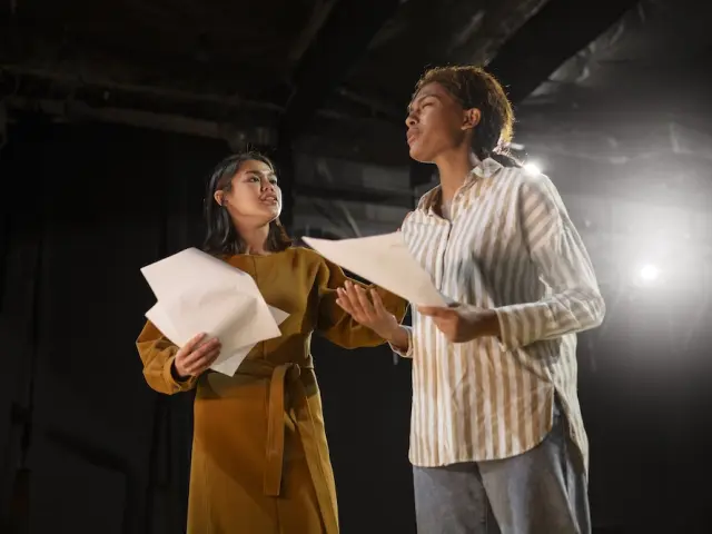 Schüler wiederholen den Theaterunterricht