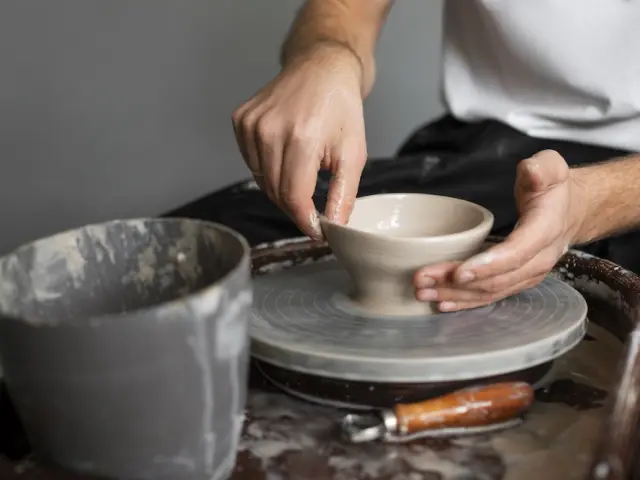 Atelier eines Bildhauers, der mit Ton arbeitet