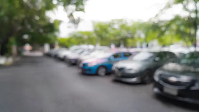 abstraktes, unscharfes Parkauto als Hintergrund