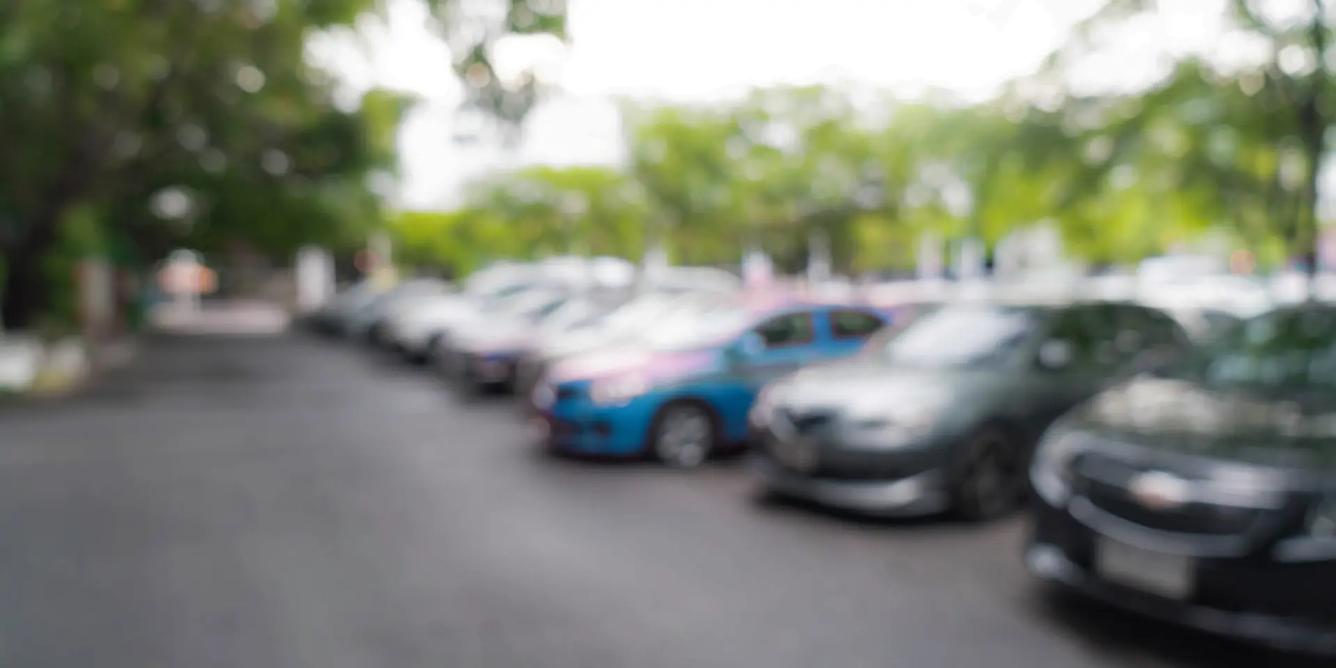 abstraktes, unscharfes Parkauto als Hintergrund