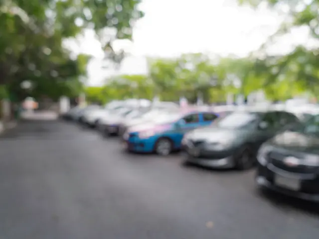 abstraktes, unscharfes Parkauto als Hintergrund