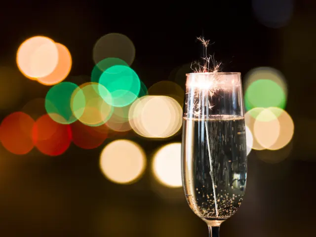 Coupe De Champagne Avec Feu D Artifice Min