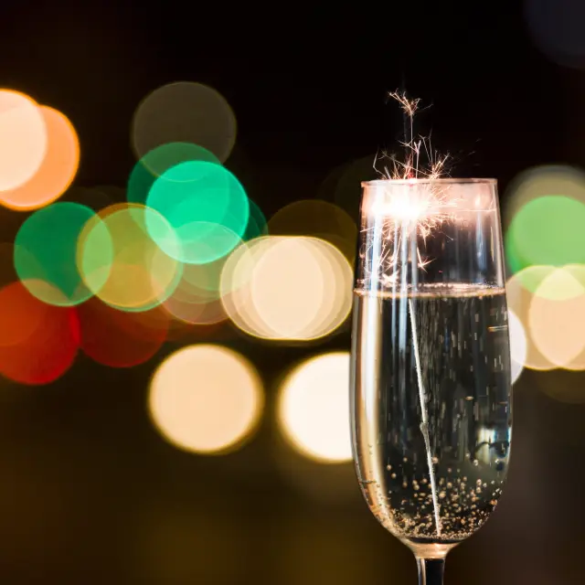 Coupe De Champagne Avec Feu D Artifice Min