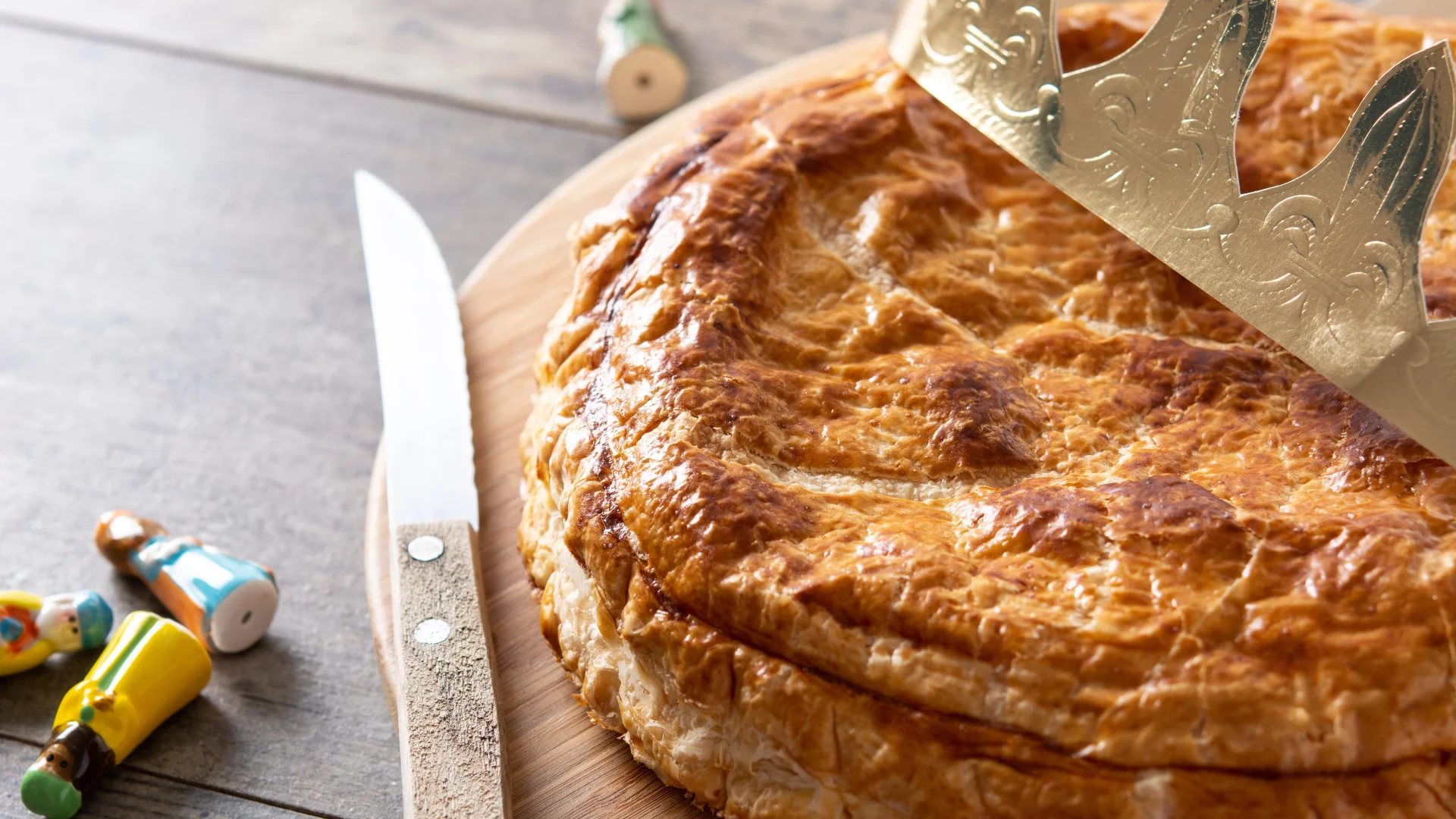 Galette Des Rois Sur Table En Bois Gateau Traditionnel De L Epiphanie En France Min