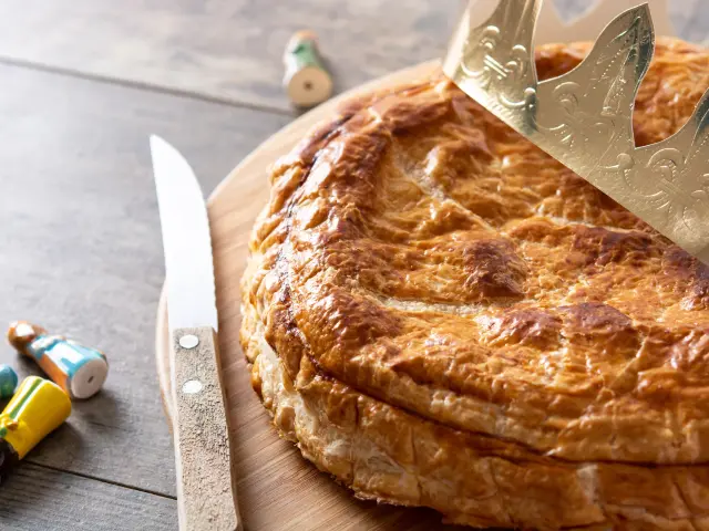 Galette Des Rois Sur Table En Bois Gateau Traditionnel De L Epiphanie En France Min