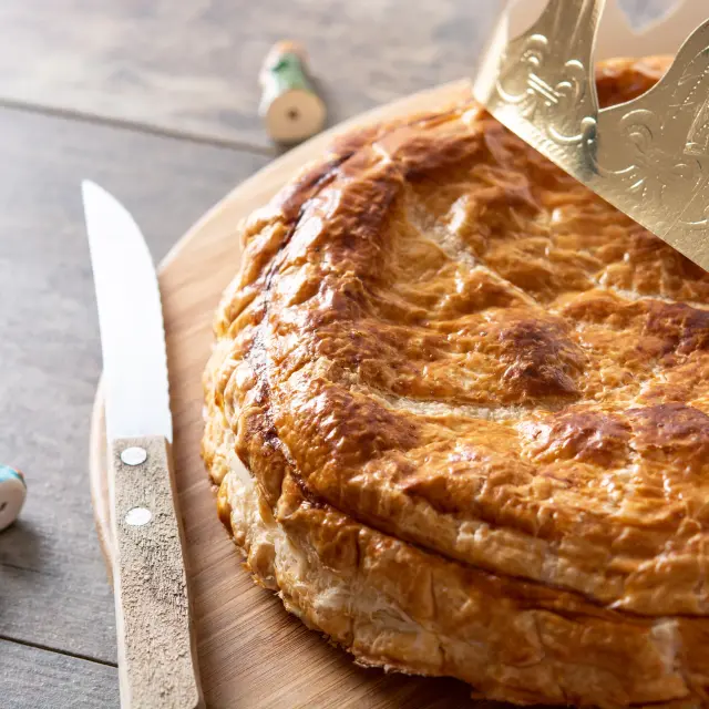 Galette Des Rois Sur Table En Bois Gateau Traditionnel De L Epiphanie En France Min