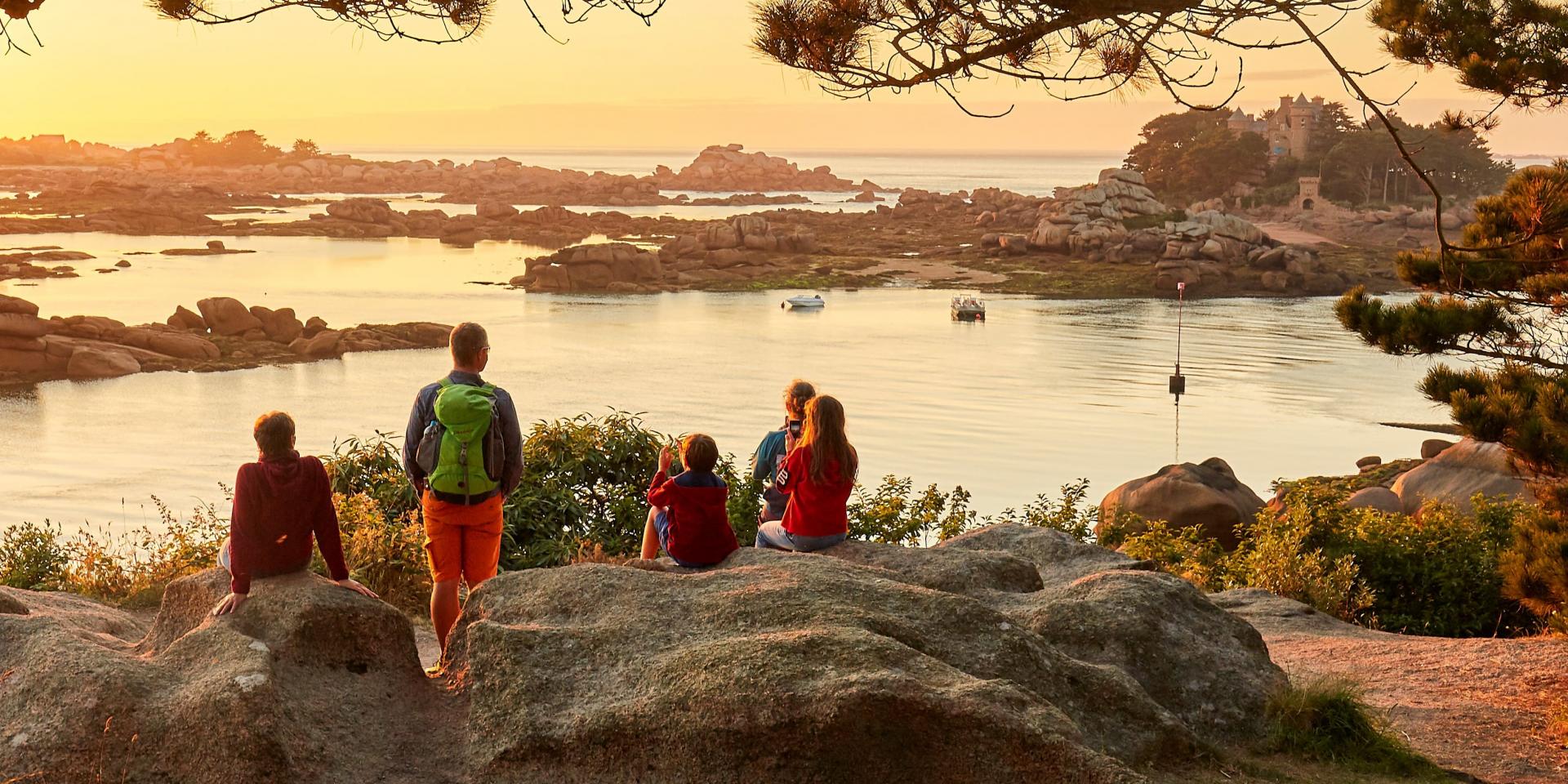 Balade en famille sur le sentier des douaniers