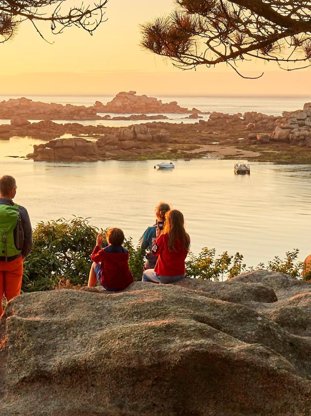 Balade en famille sur le sentier des douaniers