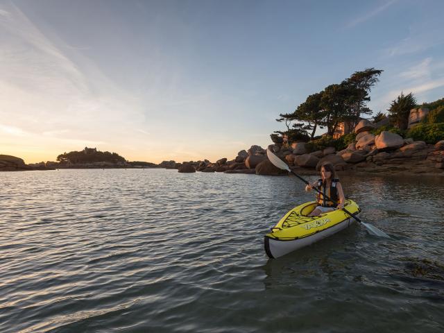 Kayak de mer au crépuscule à Trébeurden