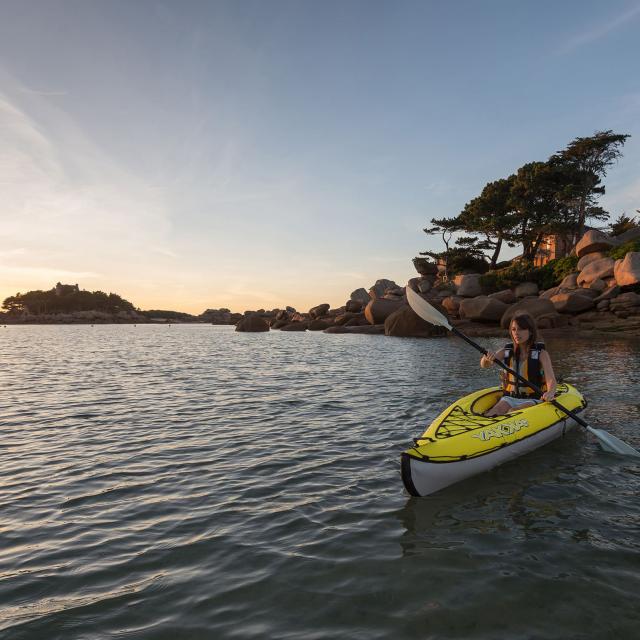 Kayak de mer au crépuscule à Trébeurden
