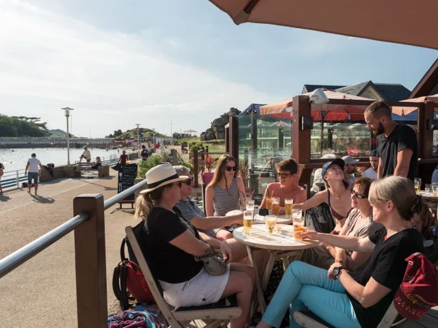 Soirée en terrasse face à la mer