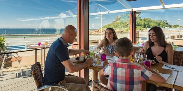 Repas en terrasse en famille sur la plage de Tresmeur à Trébeurden