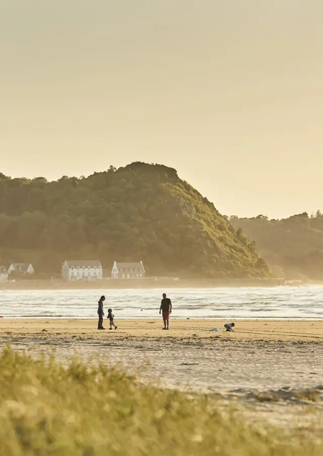 Le Grand Rocher et la plage de Saint-Michel-en-Grève