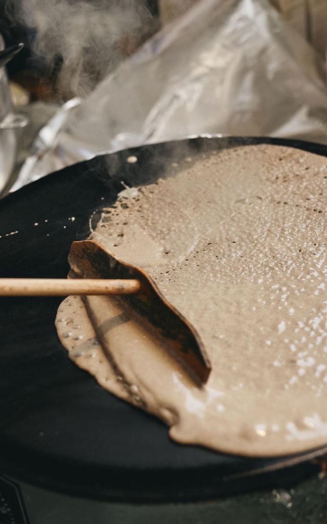 Galette de blé noir cuite sur la billig