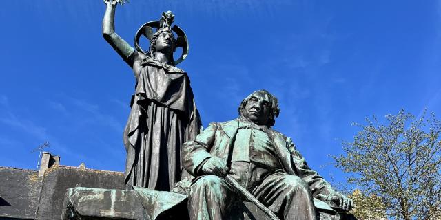 Statue Ernest Renan - Tréguier