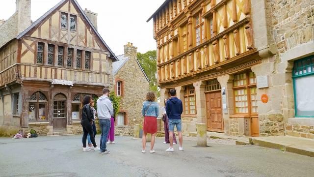 Ella Fournier Guide Conférencière Bretagne Côte De Granit Rose 2