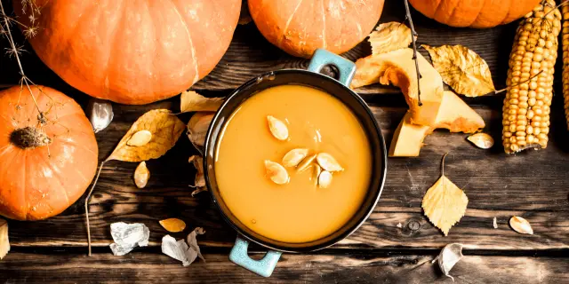 Soupe de Potimarron servir devant des potimarrons