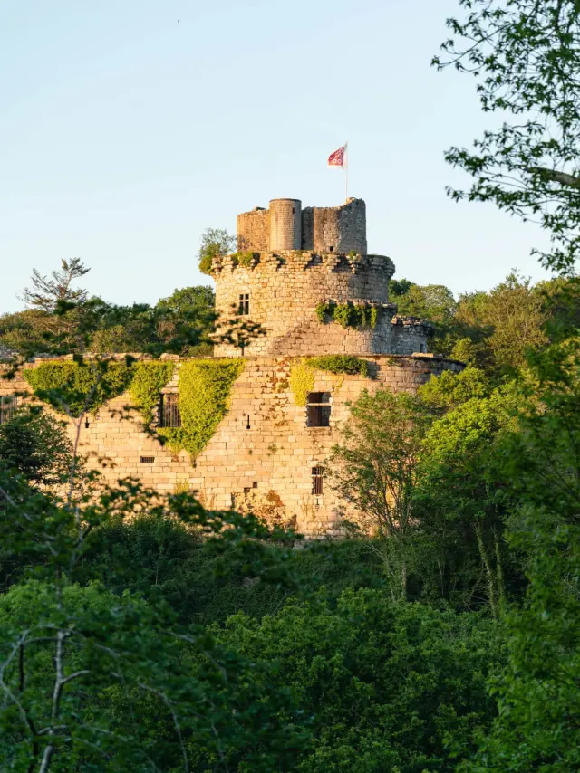 ab-in-den-April-kote-de-granit-rose@Château de Tonquédec - Die Laterne