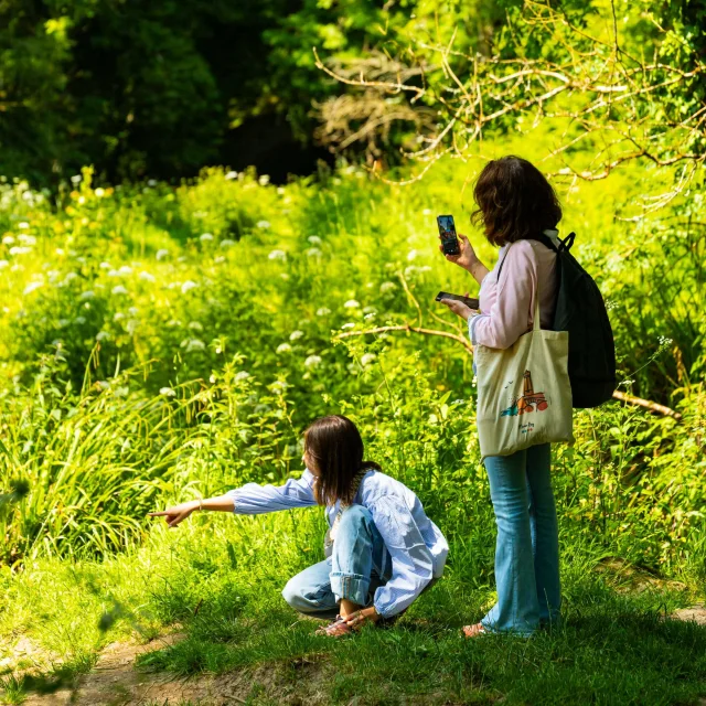 2 femmes observent la végétation à la plage de Trégrom