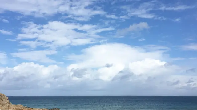 Un groupe de personnes fait du yoga sur une plage