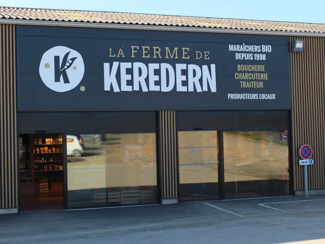 La Ferme de Keredern à Trédarzec : façade de l'épicerie