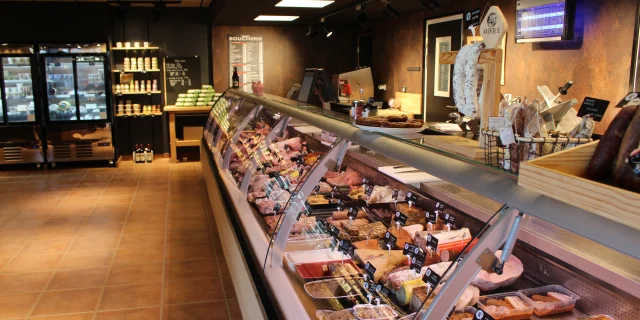 Rayon boucherie dans l'épicerie de la Ferme de Keredern à Trédarzec