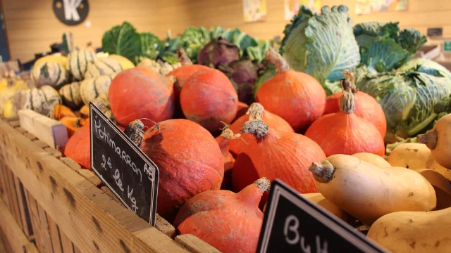Étale de légumes dans l'épicerie de la Ferme de Keredern à Trédarzec
