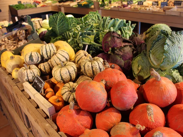 Étale de légumes dans l'épicerie de la Ferme de Keredern à Trédarzec