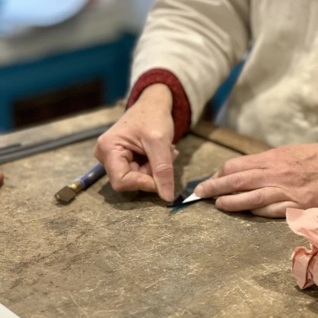 Armorique Vitrail - Les mains de Pauline Le Goïc en train de découper un morceau de verre
