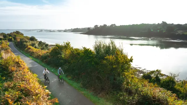 Velo dans la baie de Pommelin à Lanmodez