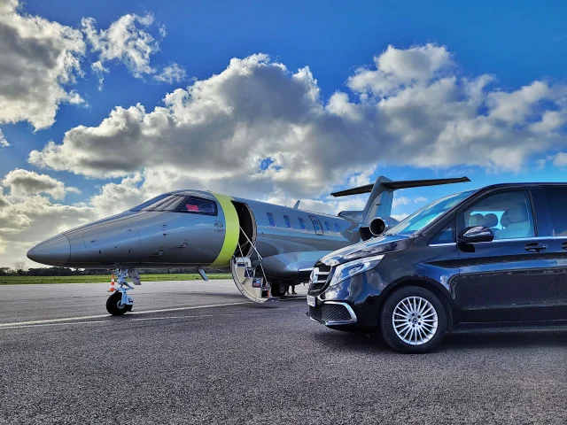 Un jet privé et sur berline Mercedes sur l'aéroport de Lannion Cote de Granit Rose