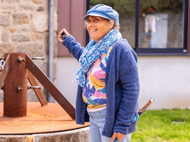 Marie-Thérèse Mahé, lors d'une visite de Plouaret et l'imaginaire de Luzel