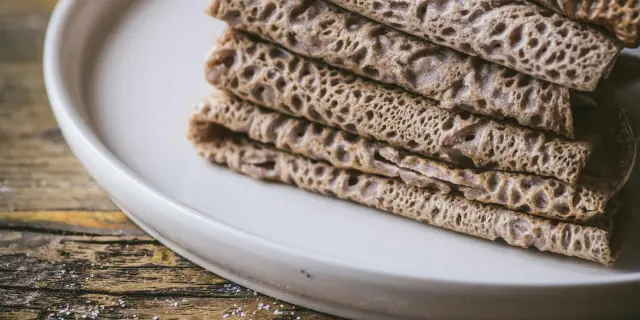 Un tas de galettes de sarrasin sur une assiette